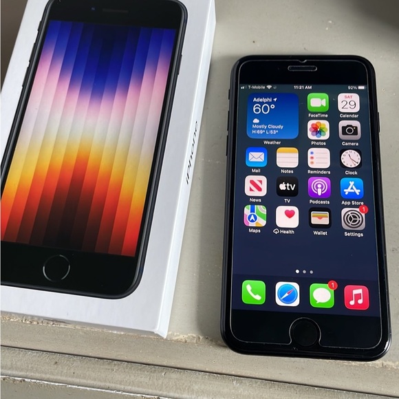 Apple iPhone SE 3rd Generation 64 GB in Midnight for T-Mobile - Picture 5 of 8